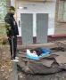 Жительница Марфино легла спать прямо у подъезда — так девушка решила привлечь внимание к проблеме, которая не даёт покоя всему району: уже несколько месяцев подряд под окнами ведутся ночные ремонтные работы