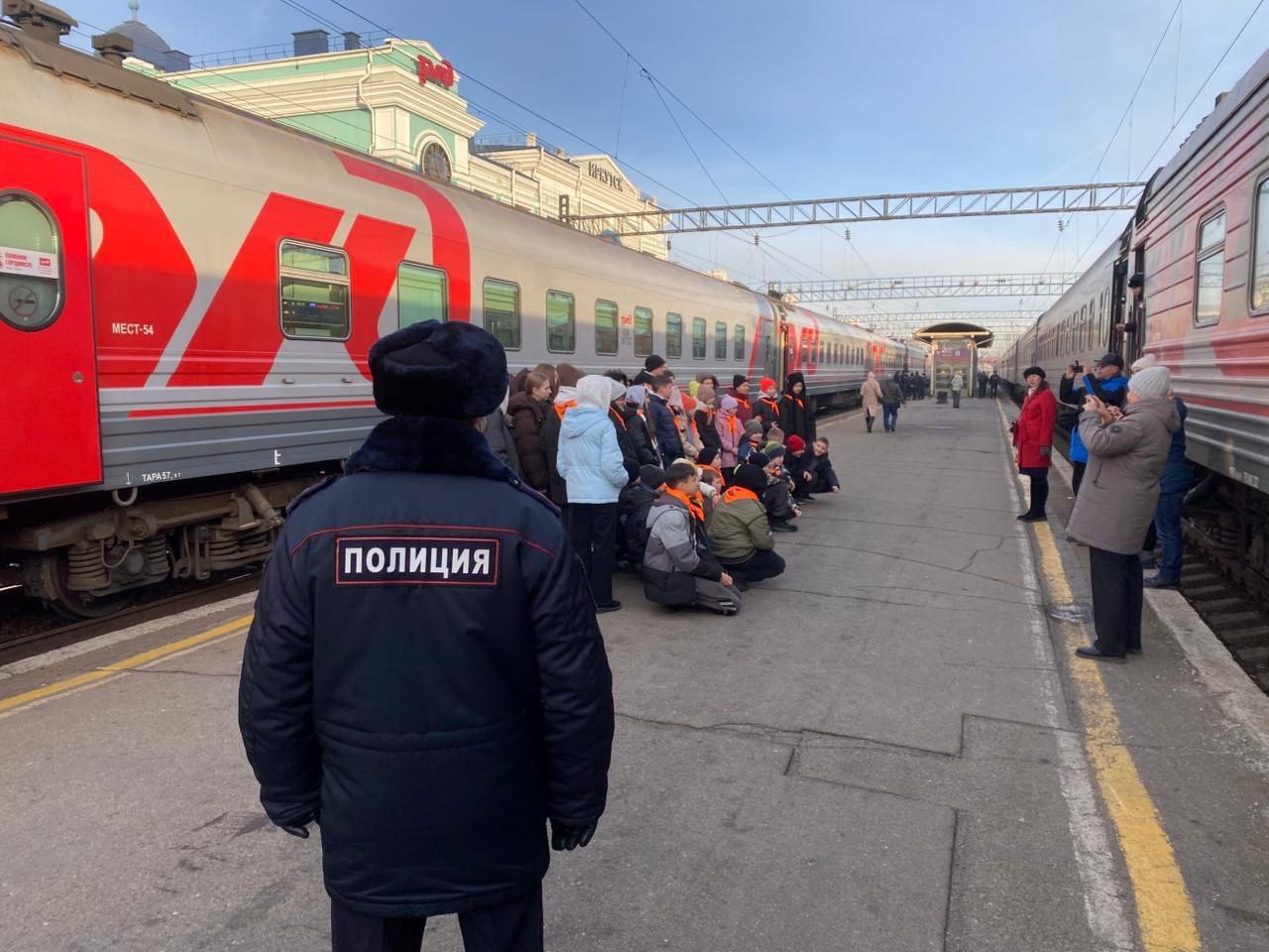 Транспортные полицейские проводят профилактические занятия с юными пассажирами агитпоезда «80 ЛЕТ ВЕЛИКОЙ ПОБЕДЫ. АРСЕНАЛ ПОБЕДЫ-КАЗАНЬ. ГОРОД-ГЕРОЙ МОСКВА-2025» Транспортные полицейские проводят профилактические занятия с юными пассажирами агитпоезда «80 ЛЕТ ВЕЛИКОЙ ПОБЕДЫ. АРСЕНАЛ ПОБЕДЫ-КАЗАНЬ. ГОРОД-ГЕРОЙ МОСКВА-2025»