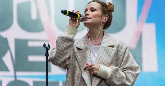 Суд в Москве заочно арестовал певицу Монеточку по делу о неисполнении обязанностей иноагента