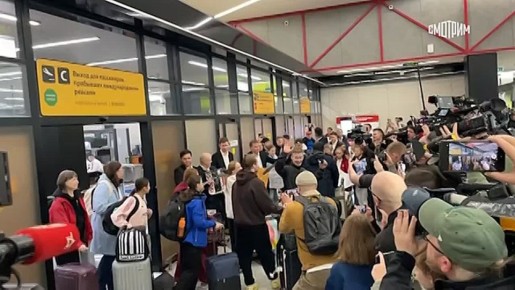 Сборная России по спортивной гимнастике вернулась в Москву с чемпионата мира в Джакарте, на котором завоевала четыре медали