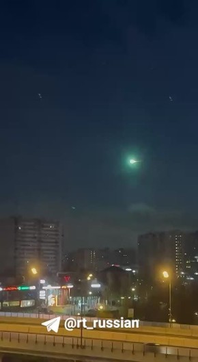 В сети расходится видео с похожим на падающий метеорит объектом над Москвой
