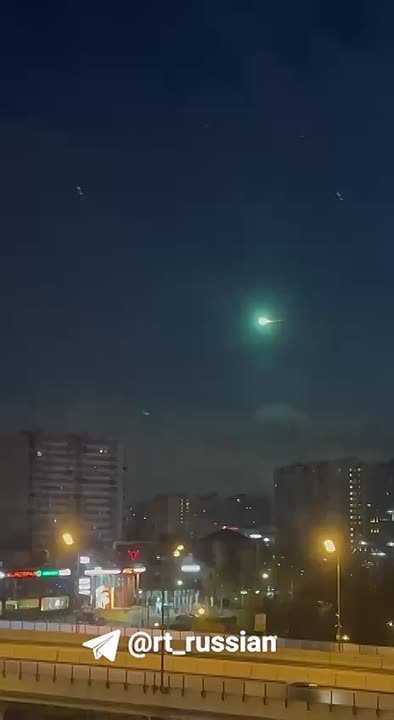 В сети расходится видео с похожим на падающий метеорит объектом над Москвой