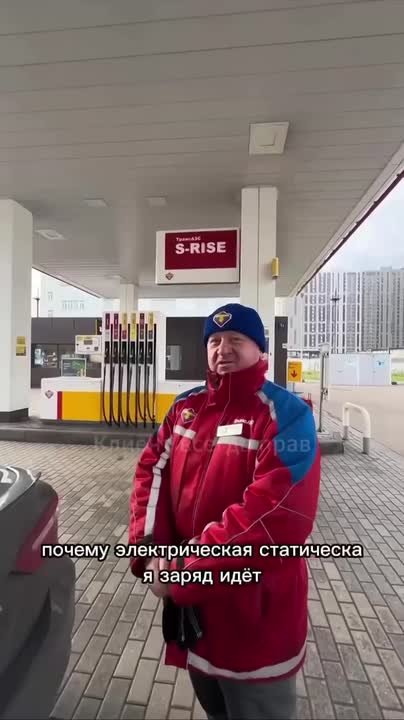 Опасность на АЗС: заправщик объяснил, почему девушкам с распущенными волосами нельзя заправлять автомобиль