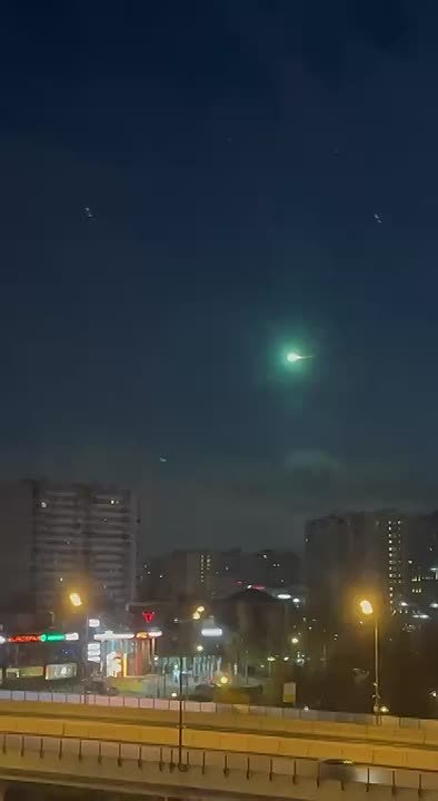 Таинственный зеленый объект пронесся над Москвой