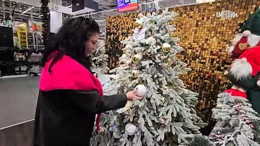 "Чем раньше праздник, тем лучше": украшать Москву к Новому году начали задолго до зимних праздников