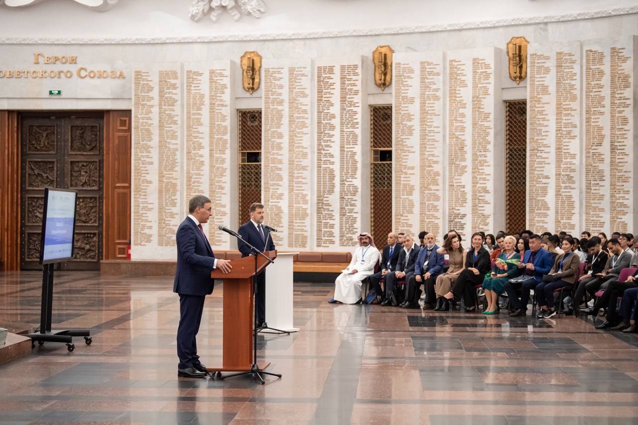 Министр науки и высшего образования Валерий Фальков поприветствовал участников Международного форума иностранных выпускников российских и советских вузов, который проходит в Москве а Музее Победы