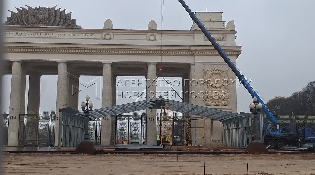 В этом году впервые каток откроют перед аркой главного входа Парка Горького