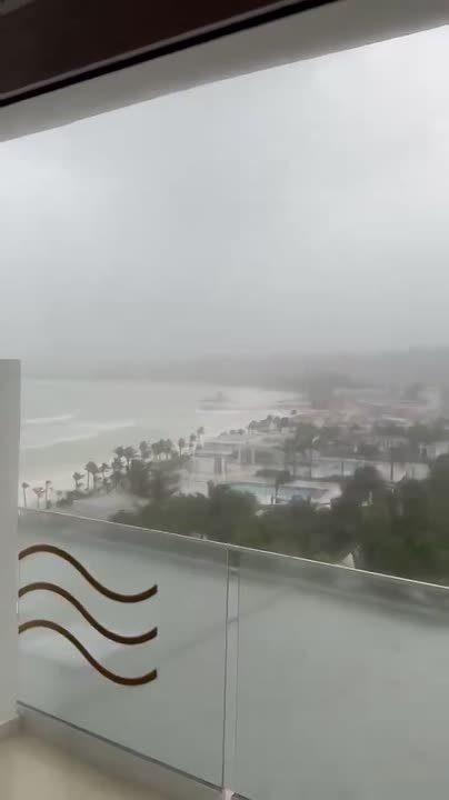 Разрушительный ураган надвигается на Ямайку