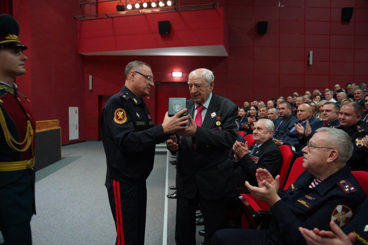 Заместитель директора Росгвардии генерал-полковник полиции Василий Сонин вручил награды сотрудникам вневедомственной охраны Заместитель директора Росгвардии генерал-полковник полиции Василий Сонин вручил награды сотрудникам вневедомственной охраны