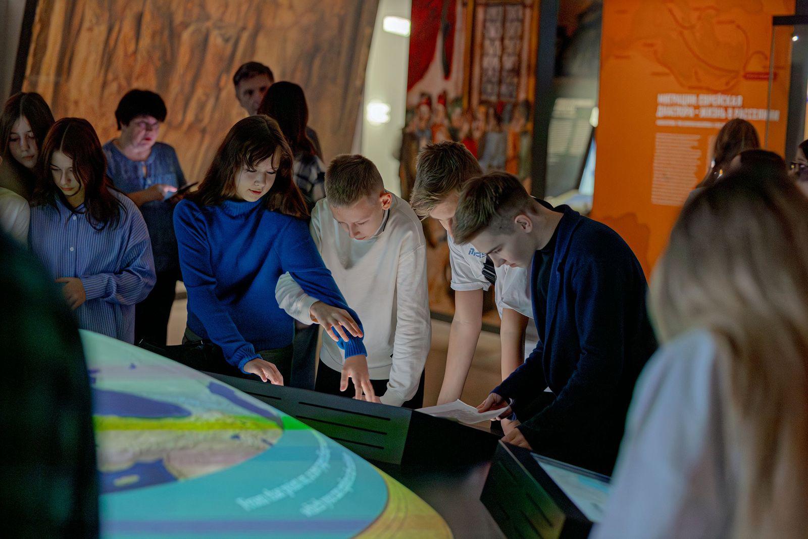 Получать знания можно не только в школах, но и в музеях! Для московских школьников организовывают уроки более чем на 40 культурных площадках, в том числе на трех новых: Получать знания можно не только в школах, но и в музеях! Для московских школьников организовывают уроки более чем на 40 культурных площадках, в том числе на трех новых: