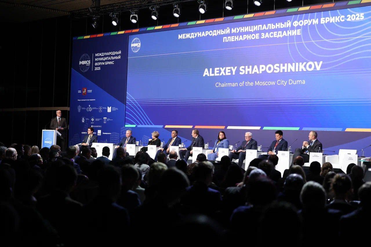 Алексей Шапошников: На пленарной сессии «Стратегии развития умных городов: управление инфраструктурой» выступил с докладом о законодательных аспектах цифровой трансформации мегаполисов и важности межпарламентского...