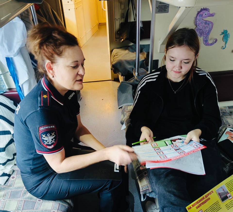 Транспортные полицейские Прибайкалья провели профилактическую беседу с юными пассажирами агитпоезда «80 ЛЕТ ВЕЛИКОЙ ПОБЕДЫ. АРСЕНАЛ ПОБЕДЫ-КАЗАНЬ. ГОРОД-ГЕРОЙ МОСКВА-2025» Транспортные полицейские Прибайкалья провели профилактическую беседу с юными пассажирами агитпоезда «80 ЛЕТ ВЕЛИКОЙ ПОБЕДЫ. АРСЕНАЛ ПОБЕДЫ-КАЗАНЬ. ГОРОД-ГЕРОЙ МОСКВА-2025»