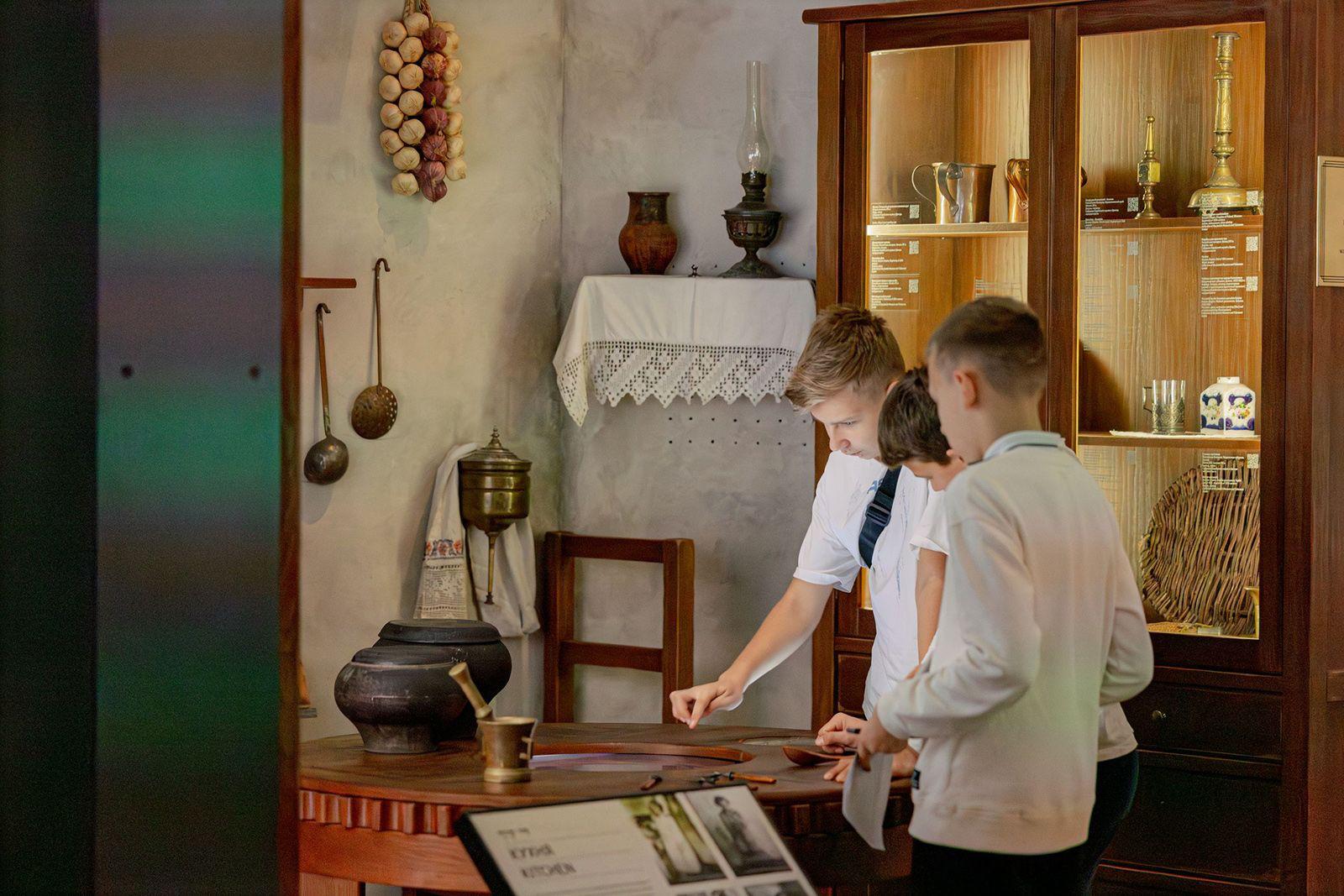 Получать знания можно не только в школах, но и в музеях! Для московских школьников организовывают уроки более чем на 40 культурных площадках, в том числе на трех новых: