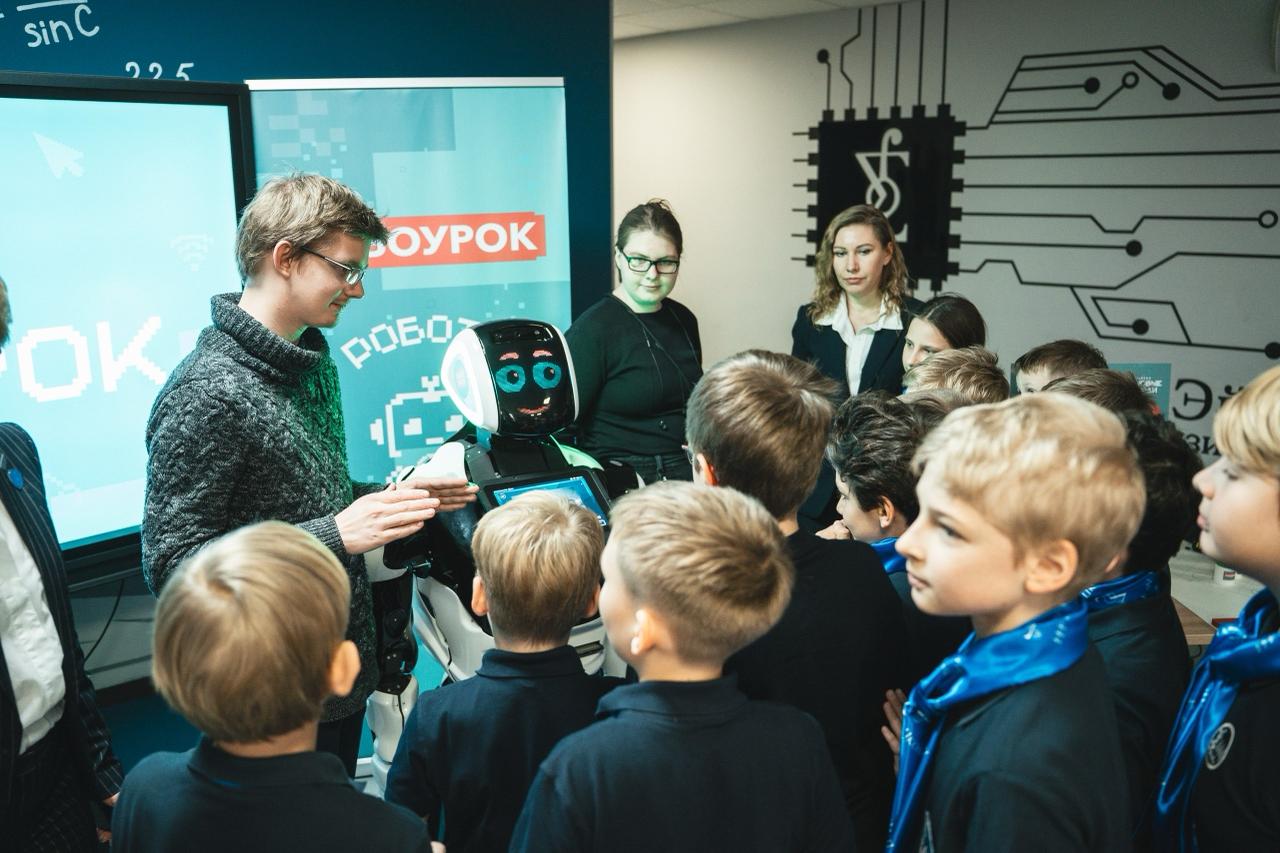Роботы — детям. Сегодня, в канун Дня инженера, «Новые люди» провели в Москве и Подмосковье первые «Робоуроки» для школьников Роботы — детям. Сегодня, в канун Дня инженера, «Новые люди» провели в Москве и Подмосковье первые «Робоуроки» для школьников