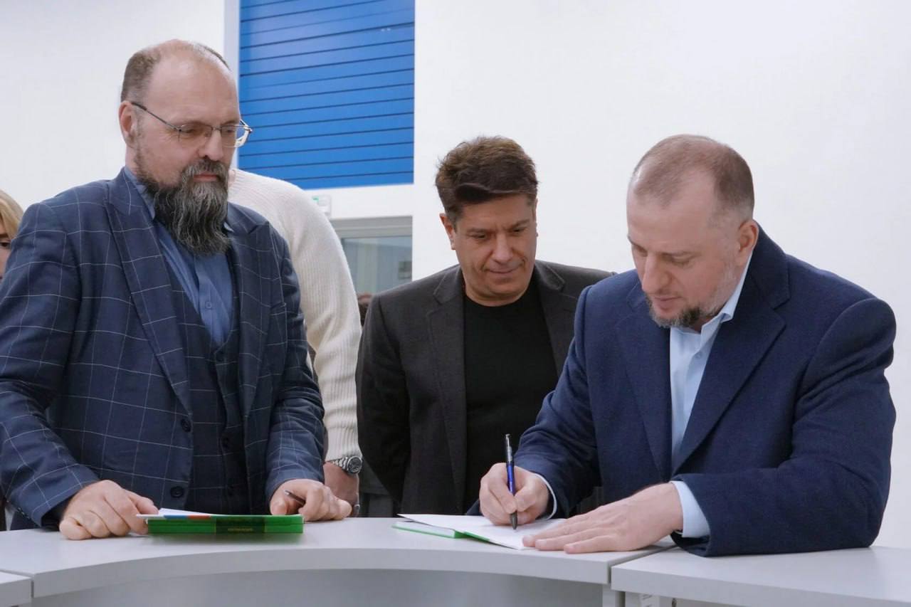 Апти Алаудинов подарил участникам медиафорума Международного "Клуба Народного Единства" свою книгу «Войско Иисуса в битве против войска даджаля-антихриста» Апти Алаудинов подарил участникам медиафорума Международного "Клуба Народного Единства" свою книгу «Войско Иисуса в битве против войска даджаля-антихриста»