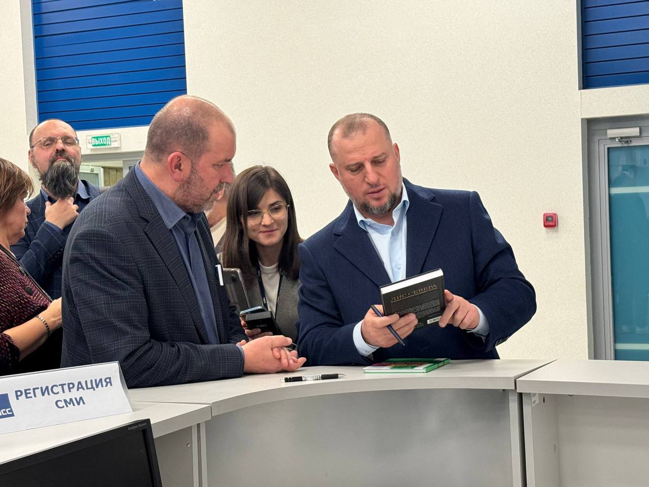 Апти Алаудинов подарил участникам медиафорума Международного "Клуба Народного Единства" свою книгу «Войско Иисуса в битве против войска даджаля-антихриста» Апти Алаудинов подарил участникам медиафорума Международного "Клуба Народного Единства" свою книгу «Войско Иисуса в битве против войска даджаля-антихриста»