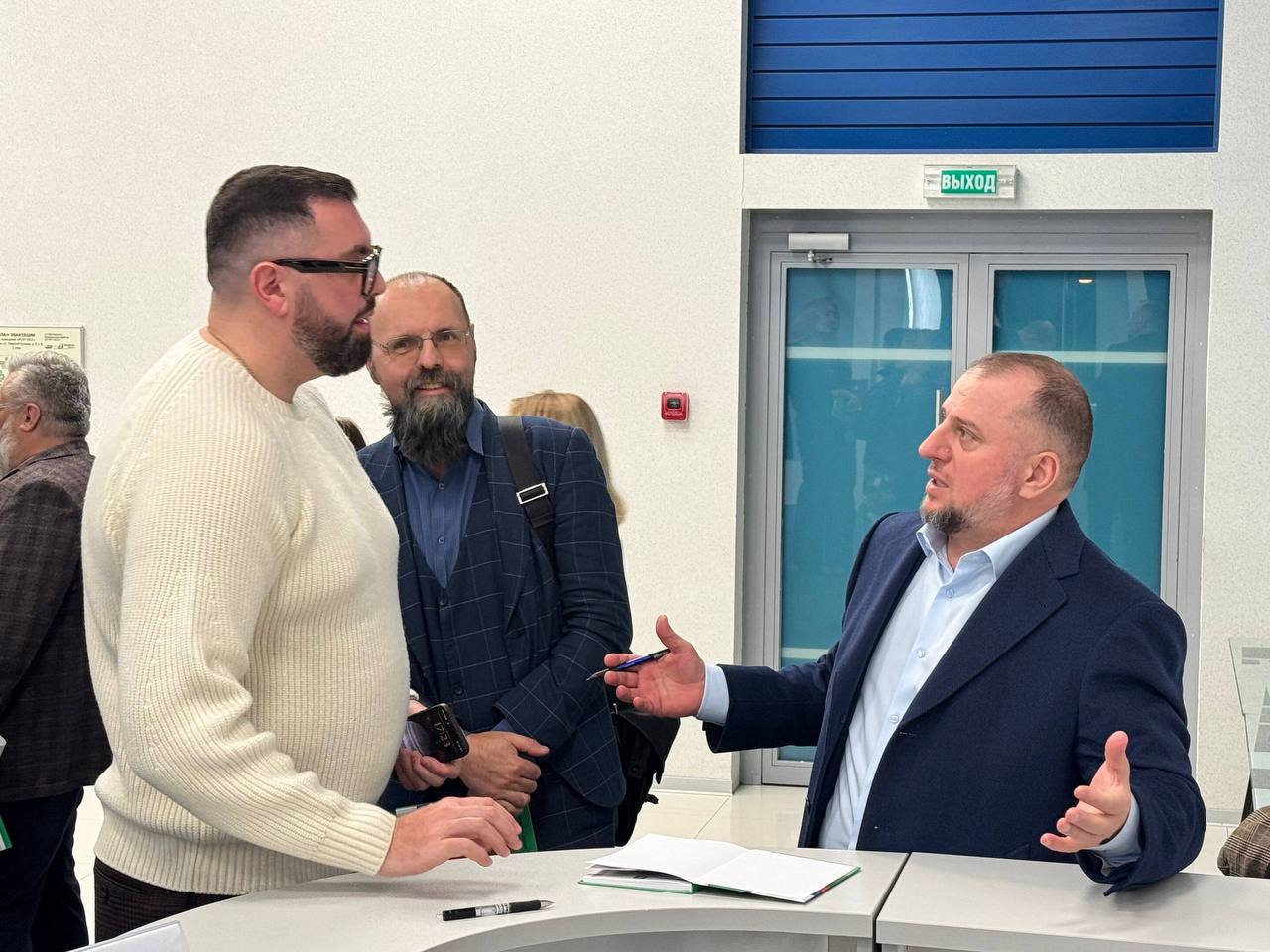 Апти Алаудинов подарил участникам медиафорума Международного "Клуба Народного Единства" свою книгу «Войско Иисуса в битве против войска даджаля-антихриста» Апти Алаудинов подарил участникам медиафорума Международного "Клуба Народного Единства" свою книгу «Войско Иисуса в битве против войска даджаля-антихриста»