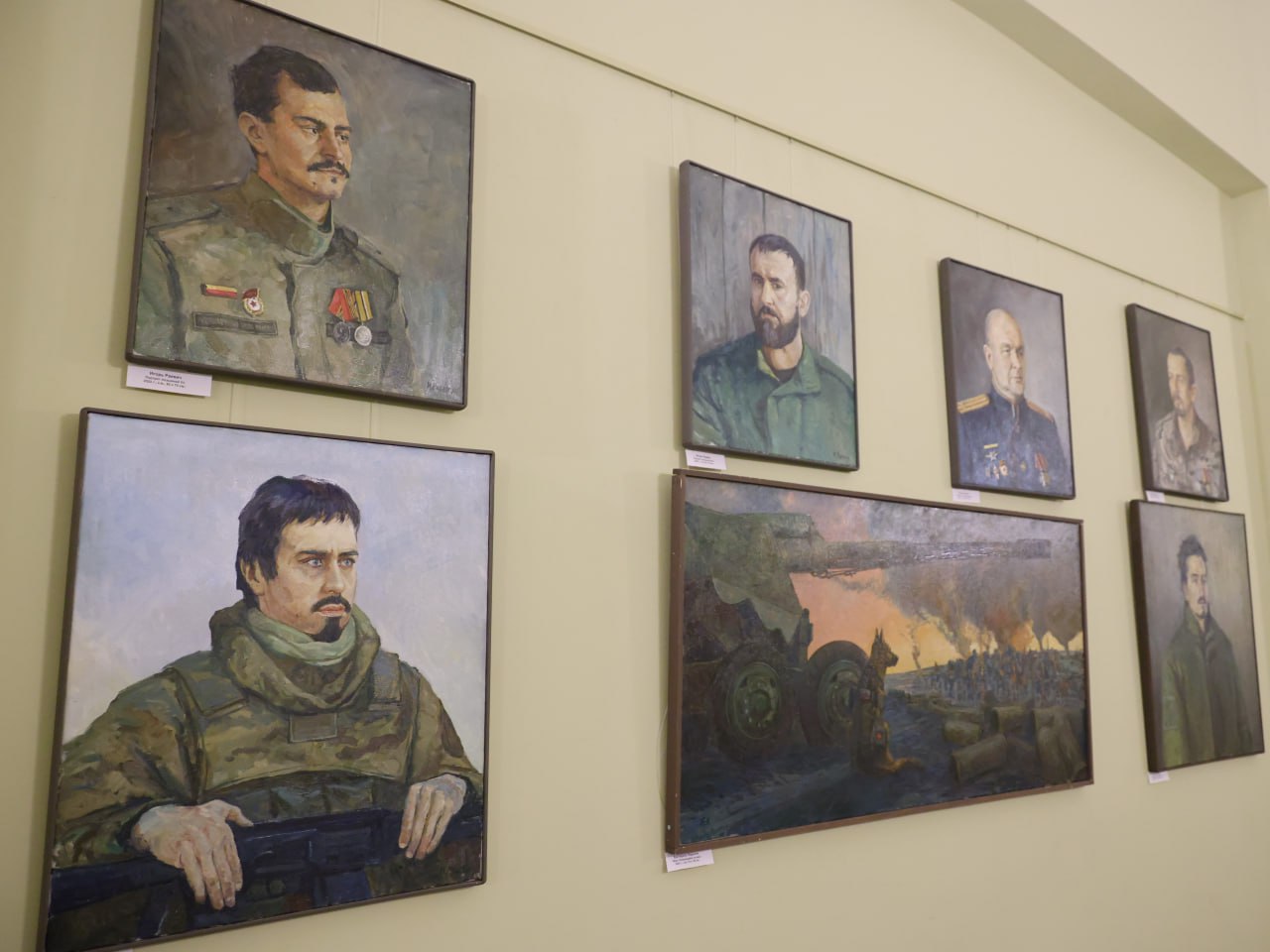 В Мосгордуме открылась выставка картин «Летопись мужества. Бойцы СВО – наследники Московского народного ополчения»