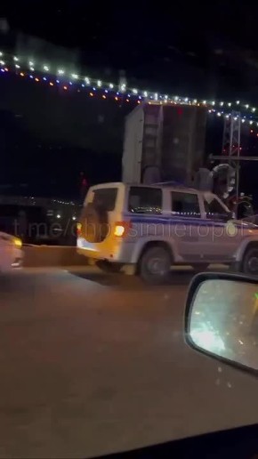 ЧП в Крыму: фура упала с моста недалеко от вокзала в Симферополе и пробила железнодорожное полотно