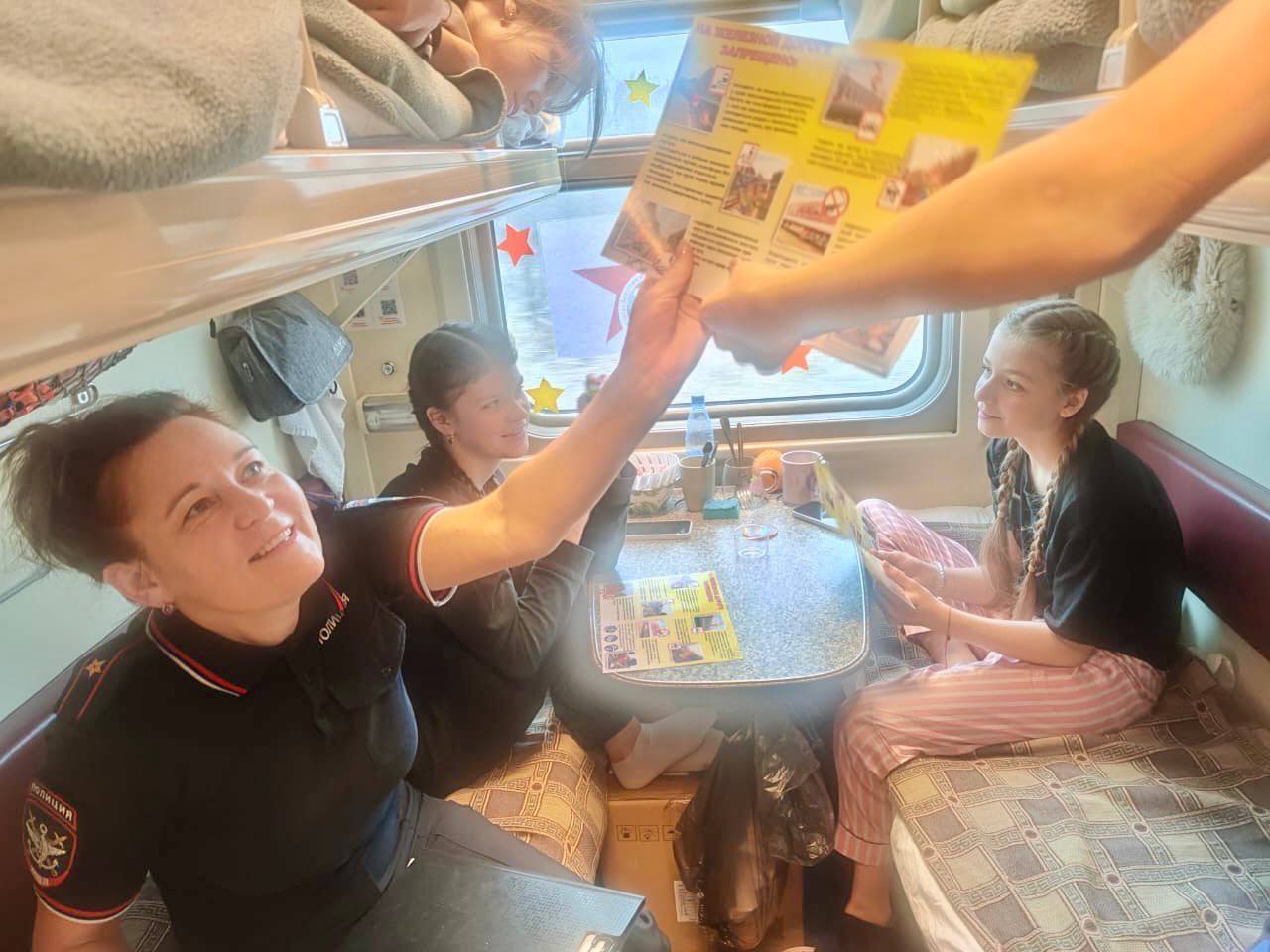 Транспортные полицейские Прибайкалья провели профилактическую беседу с юными пассажирами агитпоезда «80 ЛЕТ ВЕЛИКОЙ ПОБЕДЫ. АРСЕНАЛ ПОБЕДЫ-КАЗАНЬ. ГОРОД-ГЕРОЙ МОСКВА-2025»