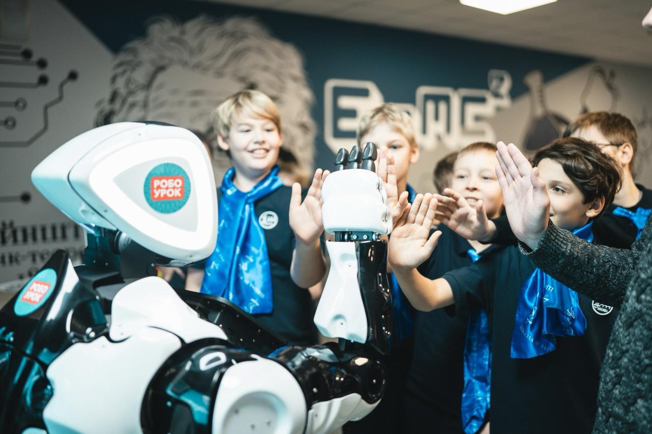 Роботы — детям. Сегодня, в канун Дня инженера, «Новые люди» провели в Москве и Подмосковье первые «Робоуроки» для школьников Роботы — детям. Сегодня, в канун Дня инженера, «Новые люди» провели в Москве и Подмосковье первые «Робоуроки» для школьников