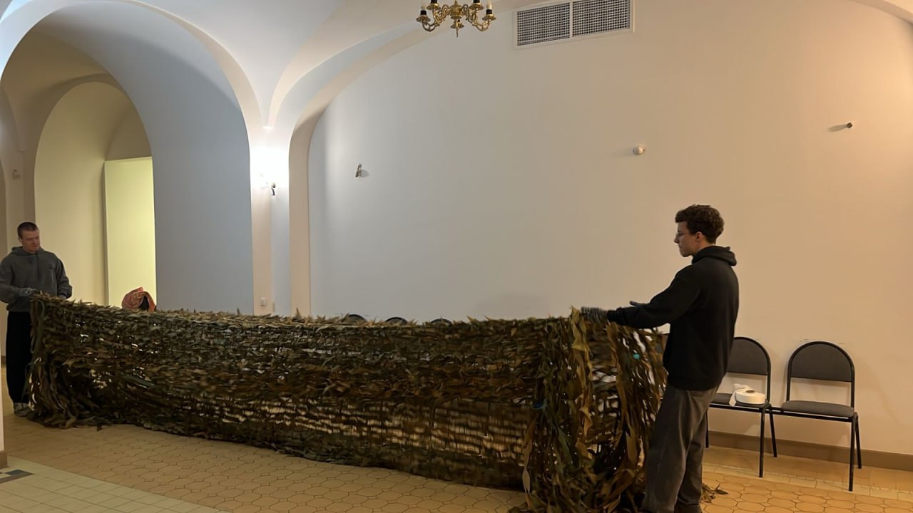Ломоносовцы делают маскировочные сети для наших бойцов Ломоносовцы делают маскировочные сети для наших бойцов