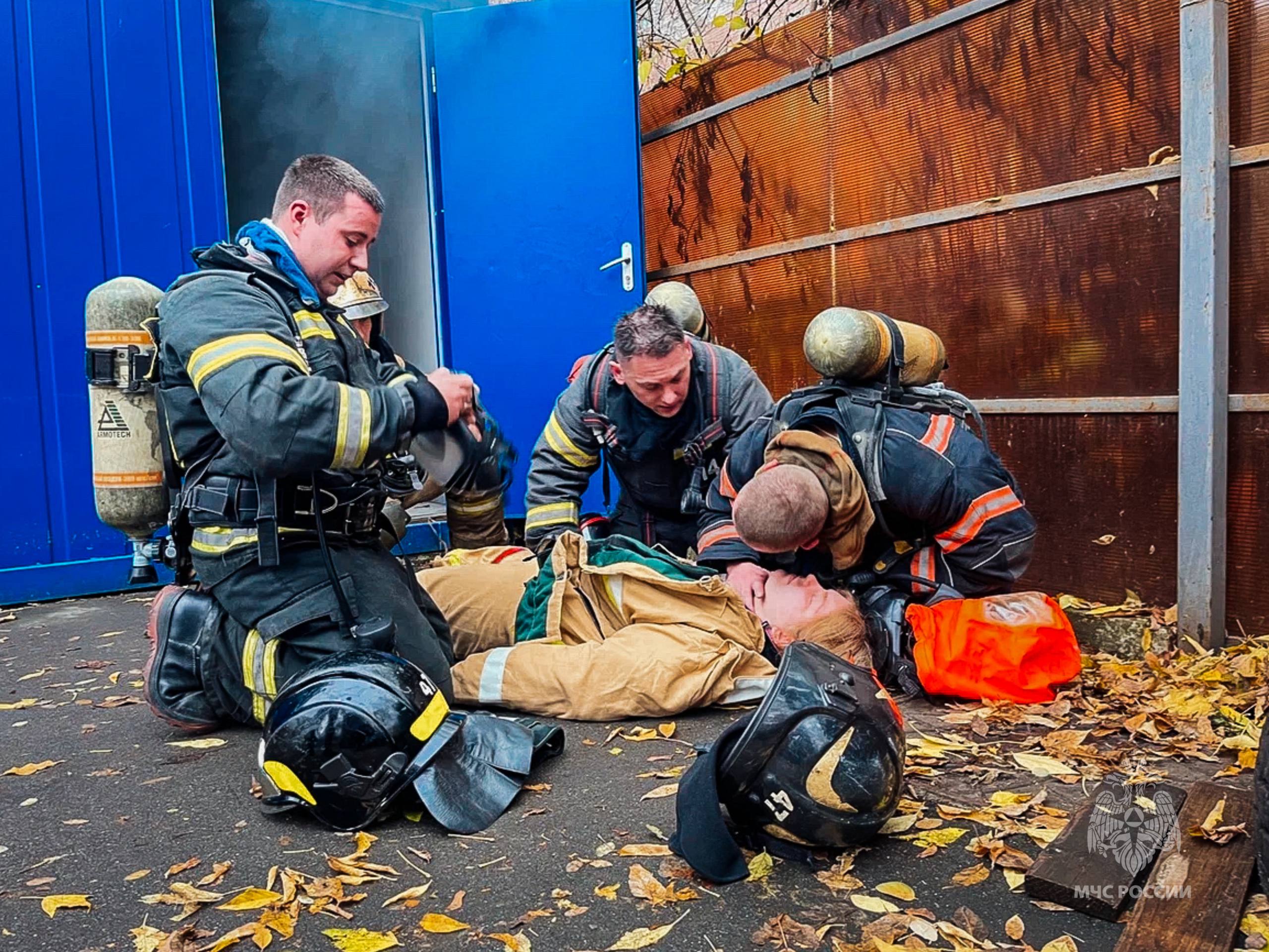 Взаимодействие на практике: совместные учения пожарных и медиков прошли в Центральном округе Москвы Взаимодействие на практике: совместные учения пожарных и медиков прошли в Центральном округе Москвы