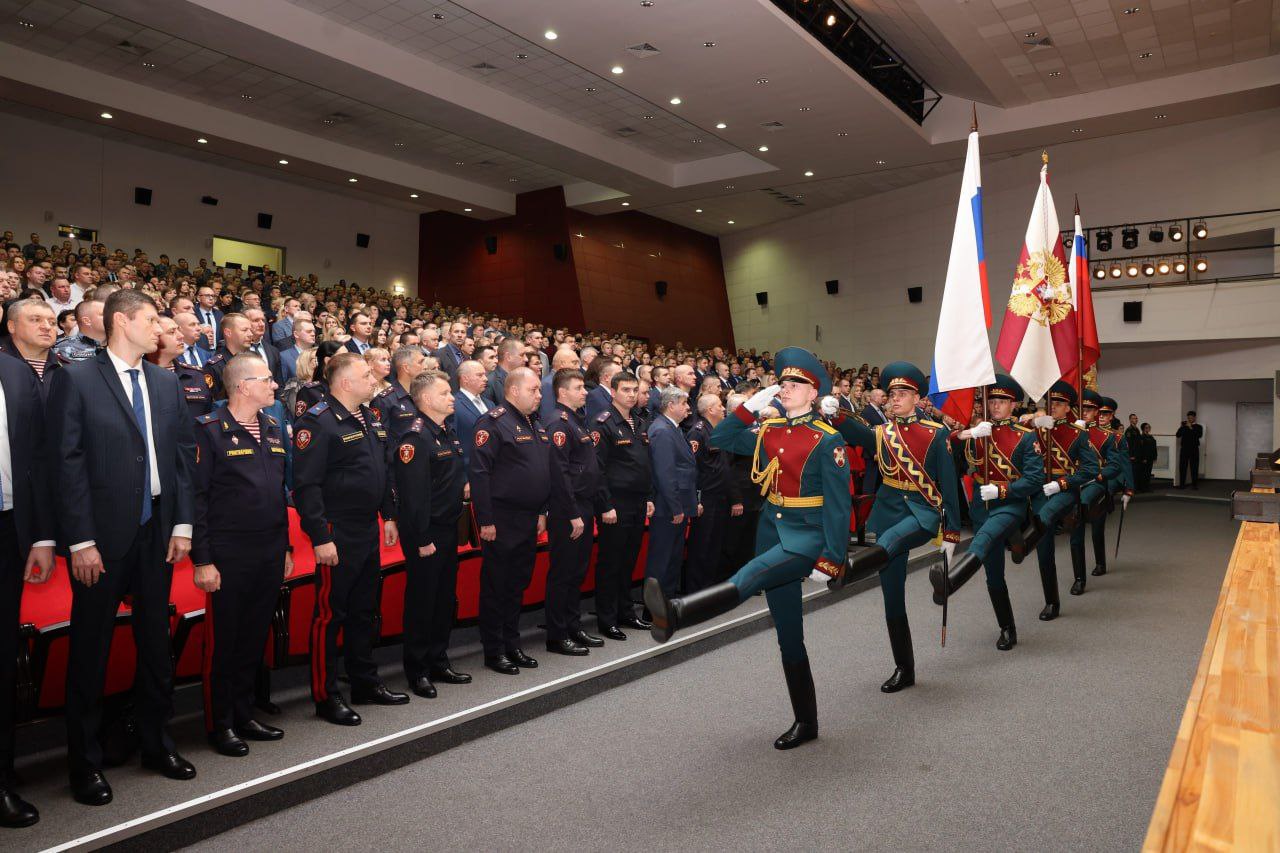 Заместитель директора Росгвардии генерал-полковник полиции Василий Сонин вручил награды сотрудникам вневедомственной охраны Заместитель директора Росгвардии генерал-полковник полиции Василий Сонин вручил награды сотрудникам вневедомственной охраны
