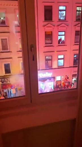 Открываешь окно — а там десятки футбольных фанатов: такую впечатляющую картину показал житель Гамбурга
