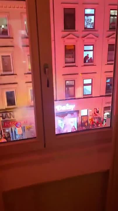 Открываешь окно — а там десятки футбольных фанатов: такую впечатляющую картину показал житель Гамбурга