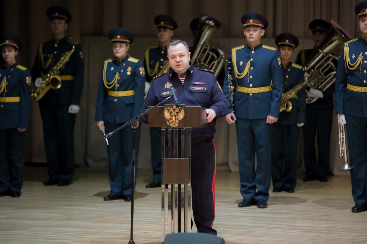 Заместитель директора Росгвардии генерал-полковник полиции Василий Сонин вручил награды сотрудникам вневедомственной охраны Заместитель директора Росгвардии генерал-полковник полиции Василий Сонин вручил награды сотрудникам вневедомственной охраны