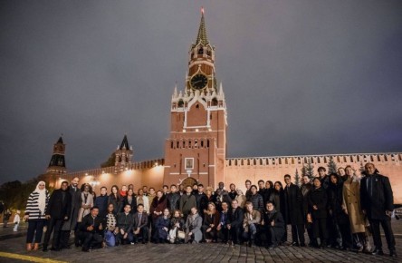 В рамках культурной программы VIII Глобального форума молодых дипломатов иностранные дипломаты ознакомились с историческим и культурным наследием российской столицы