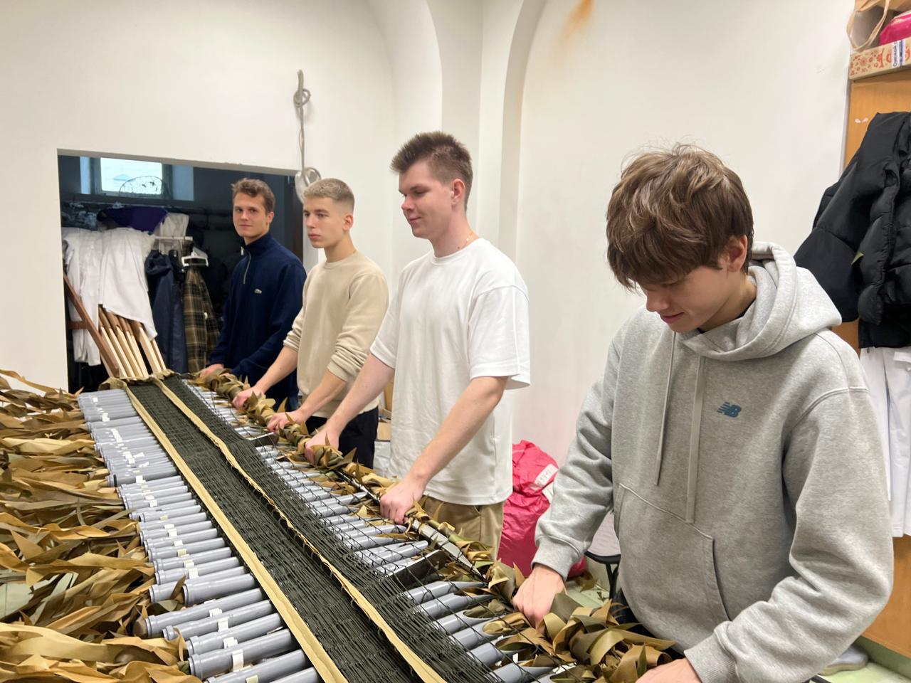 Ломоносовцы делают маскировочные сети для наших бойцов Ломоносовцы делают маскировочные сети для наших бойцов