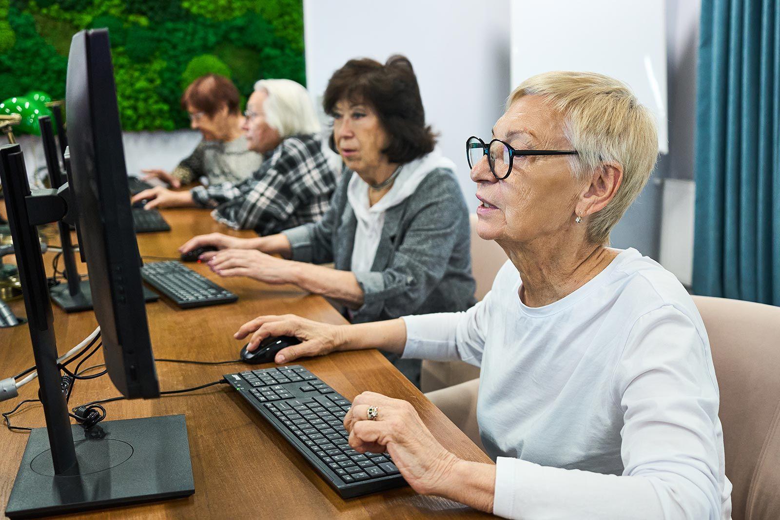 Во флагманских центрах московского долголетия открылся курс, посвященный основам использования соцсетей