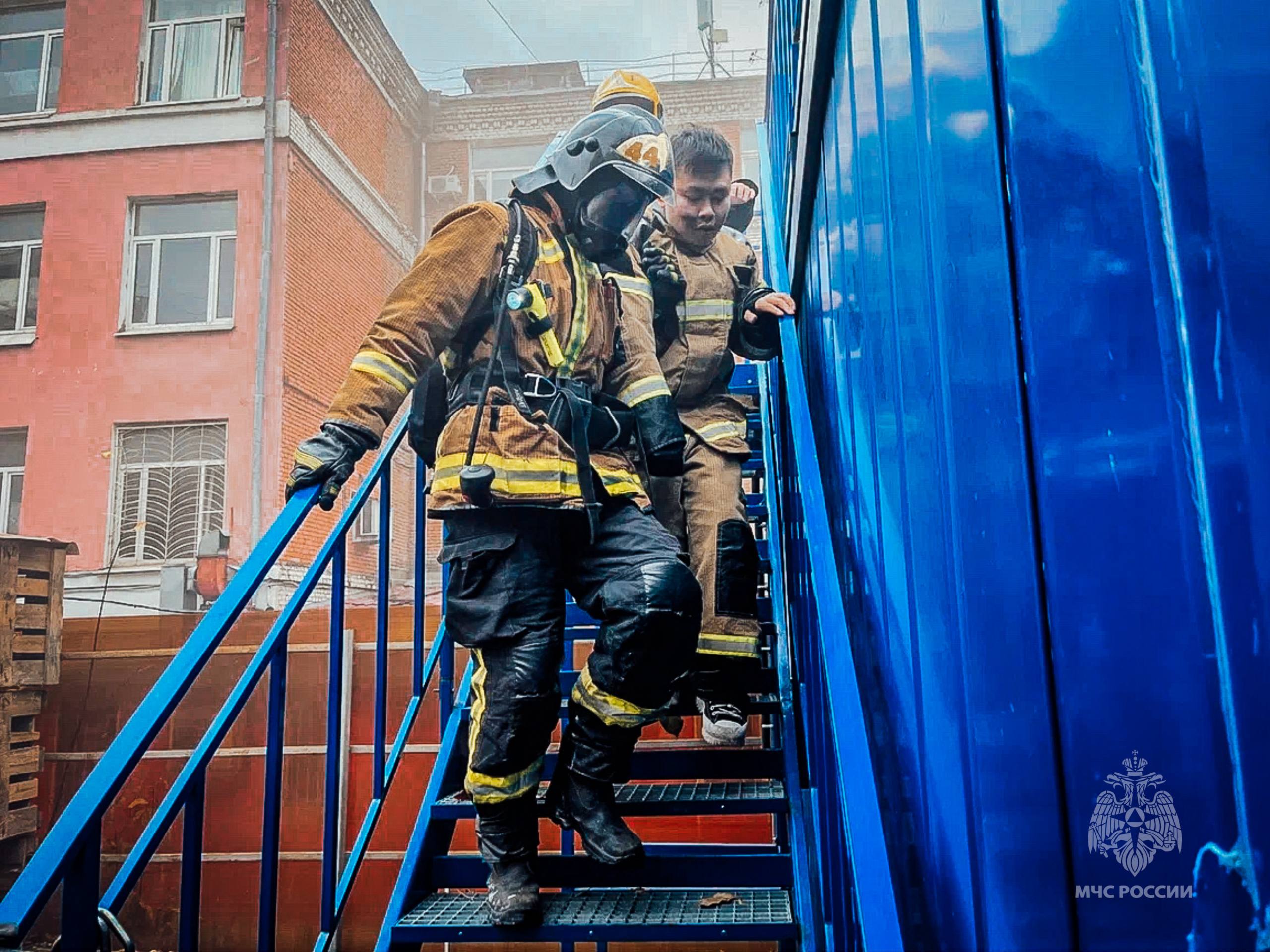 Взаимодействие на практике: совместные учения пожарных и медиков прошли в Центральном округе Москвы Взаимодействие на практике: совместные учения пожарных и медиков прошли в Центральном округе Москвы