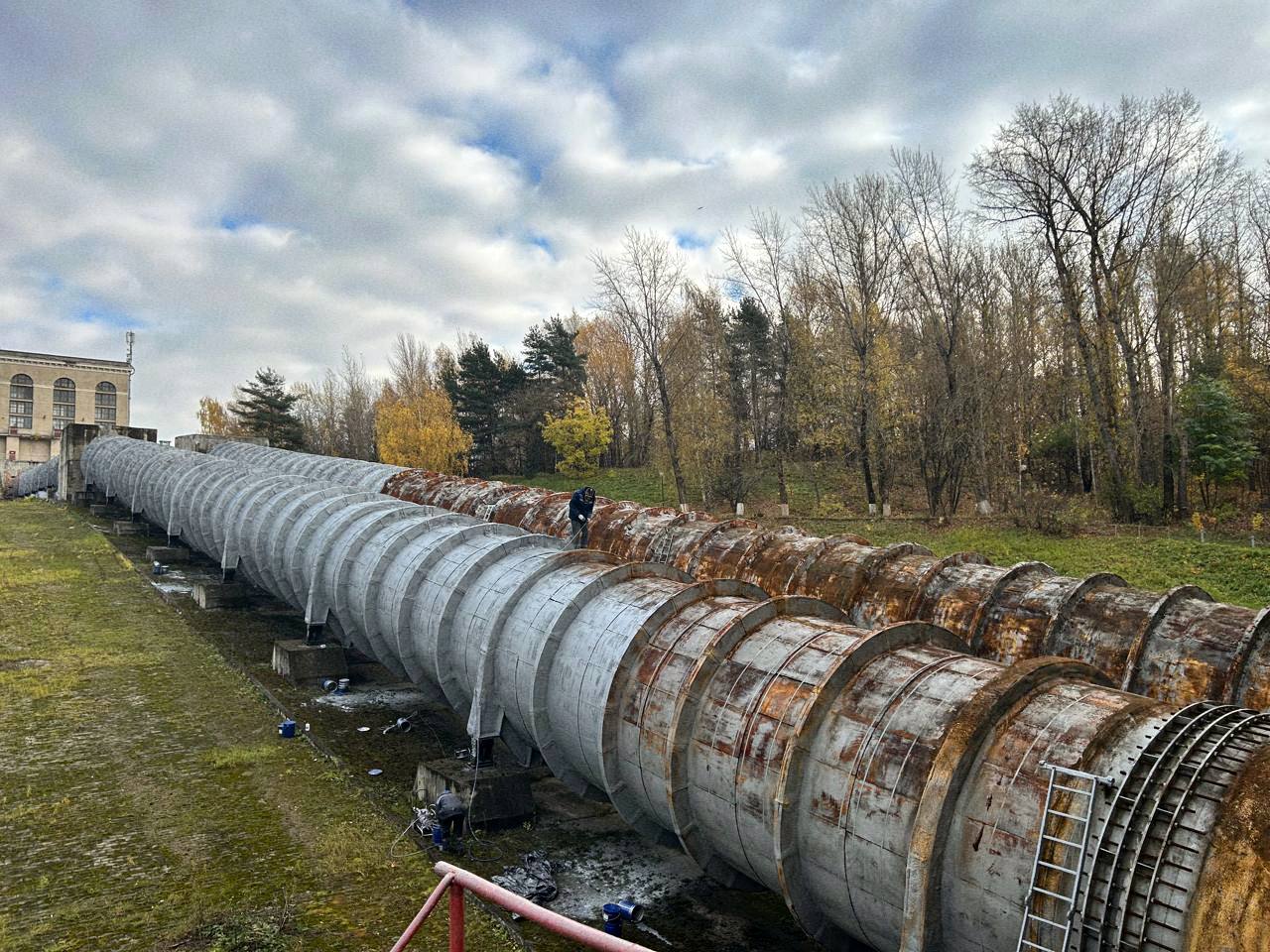 #ТрудовыеБудни. На фото – очистка и покраска водоводов гидроагрегатов Сходненской ГЭС-193