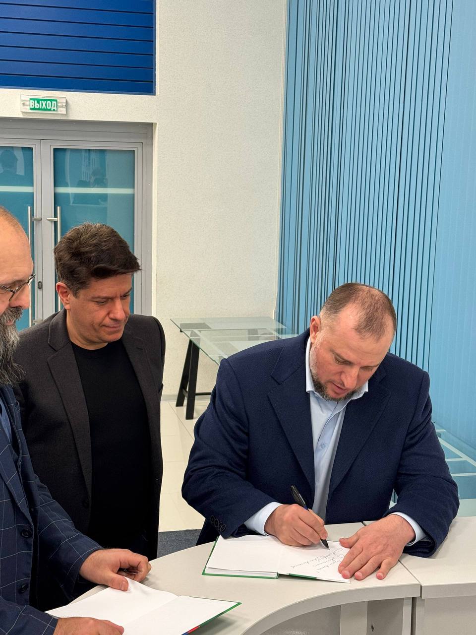 Апти Алаудинов подарил участникам медиафорума Международного "Клуба Народного Единства" свою книгу «Войско Иисуса в битве против войска даджаля-антихриста» Апти Алаудинов подарил участникам медиафорума Международного "Клуба Народного Единства" свою книгу «Войско Иисуса в битве против войска даджаля-антихриста»