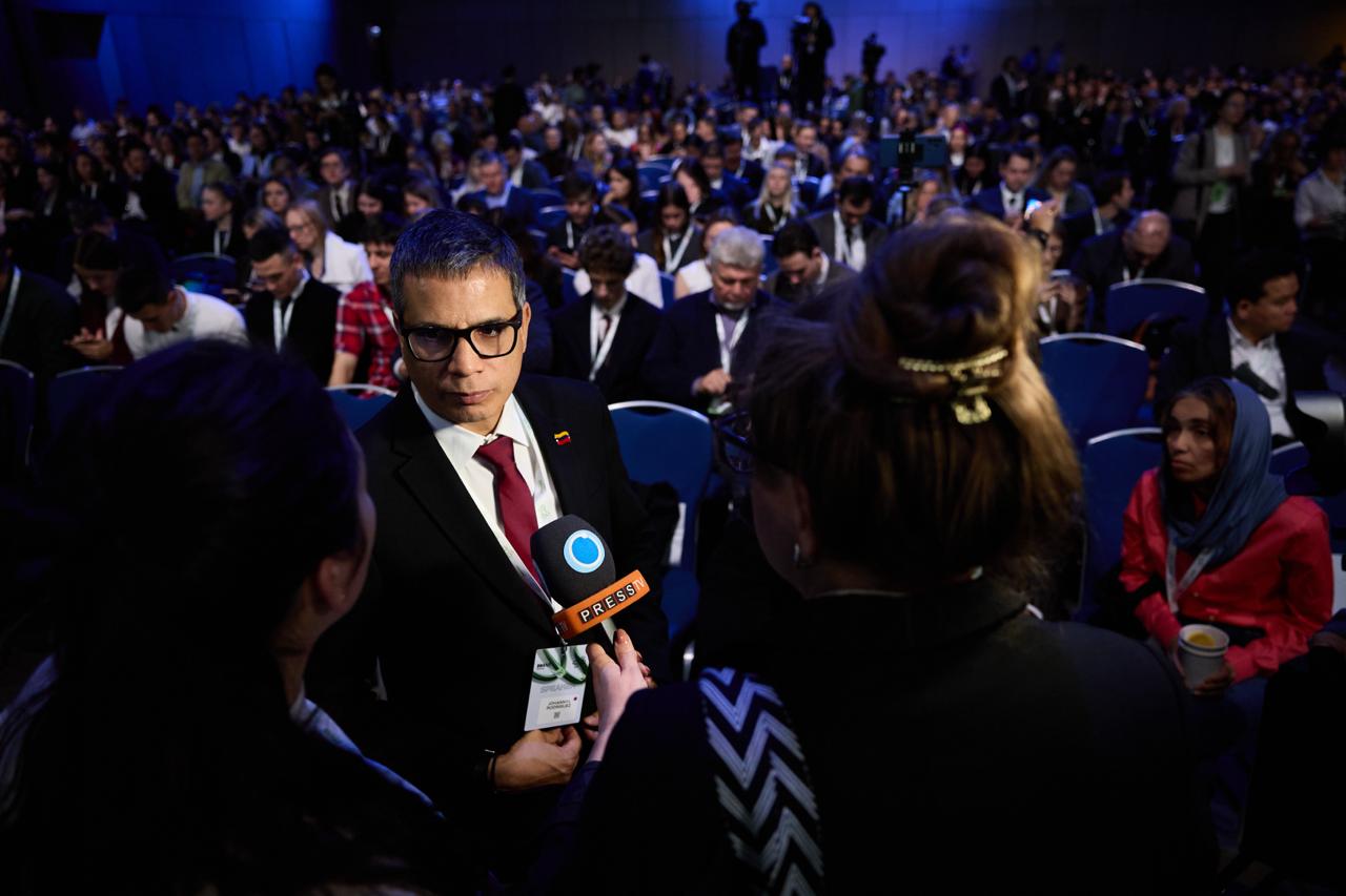 Западный мир остается главным генератором дезинформации, а технологии, в том числе ИИ, становятся новым способом в порабощении мира, заявила официальный представитель МИД России Мария Захарова на международном форуме «Диалог... Западный мир остается главным генератором дезинформации, а технологии, в том числе ИИ, становятся новым способом в порабощении мира, заявила официальный представитель МИД России Мария Захарова на международном форуме «Диалог...