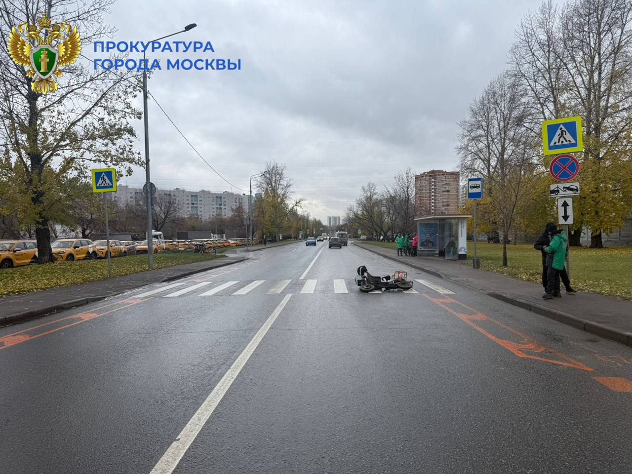 По предварительным данным, на ул. Нижние Поля сотрудник службы доставки, не имея водительского удостоверения, управляя личным электромопедом мощностью более 250w, сбил женщину 1946 г.р., переходившую проезжую часть по...