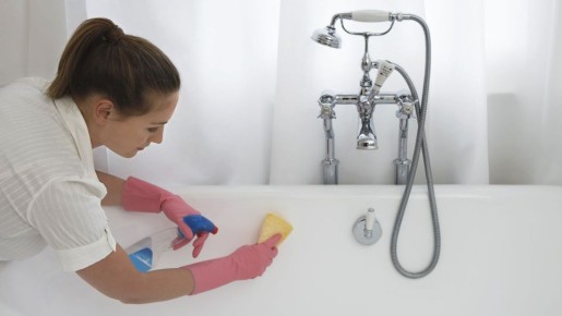 Пора перестать лить «Белизну» по углам: это ароматное средство вмиг избавит от плесени в ванной