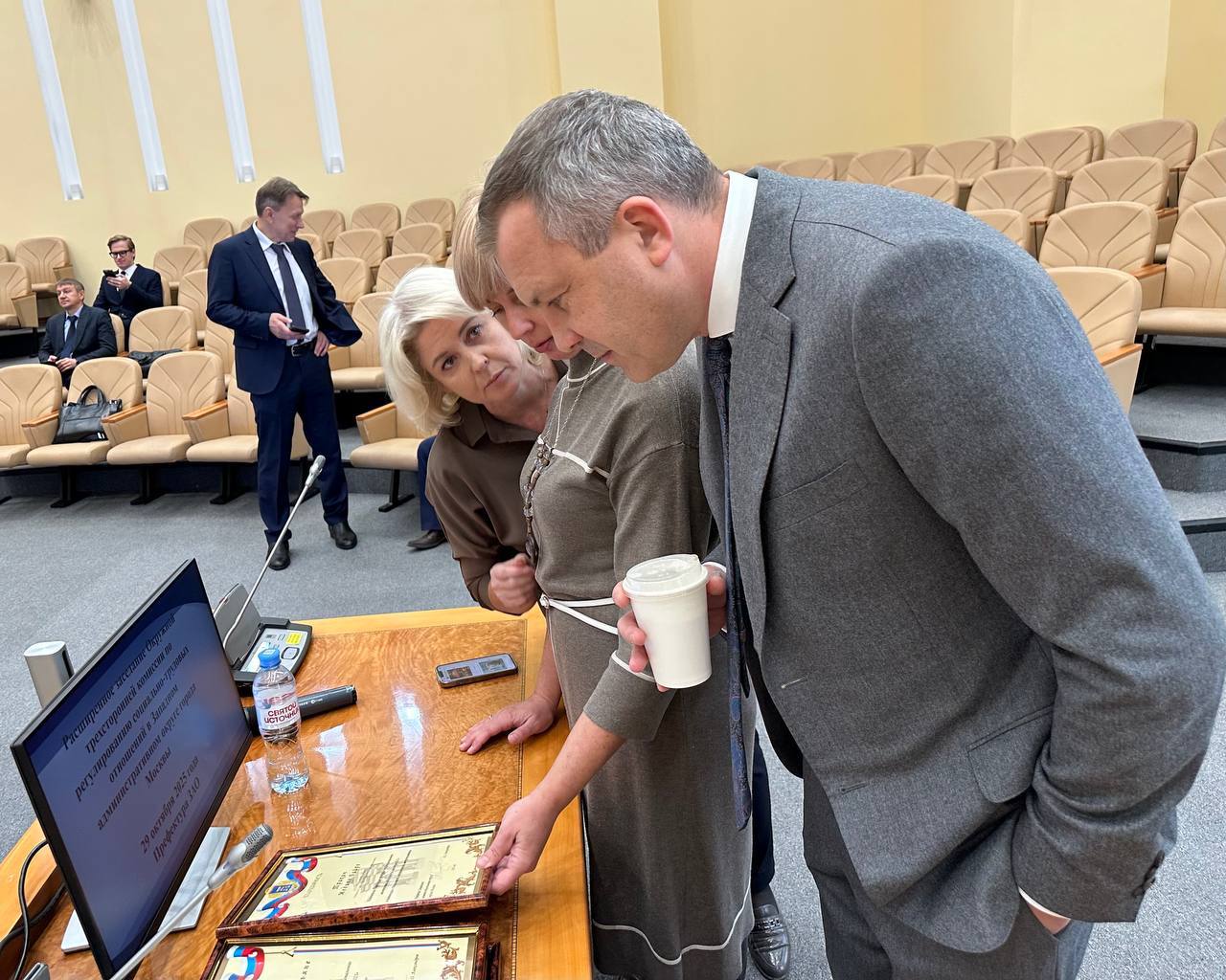 Евгений Попов: Сегодня в Префектуре Западного округа Москвы вручали благодарности победителям конкурса профессионального мастерства «Московские мастера-2025», а также лучшим наставникам ЗАО и волонтёрам, которые активно... Евгений Попов: Сегодня в Префектуре Западного округа Москвы вручали благодарности победителям конкурса профессионального мастерства «Московские мастера-2025», а также лучшим наставникам ЗАО и волонтёрам, которые активно...