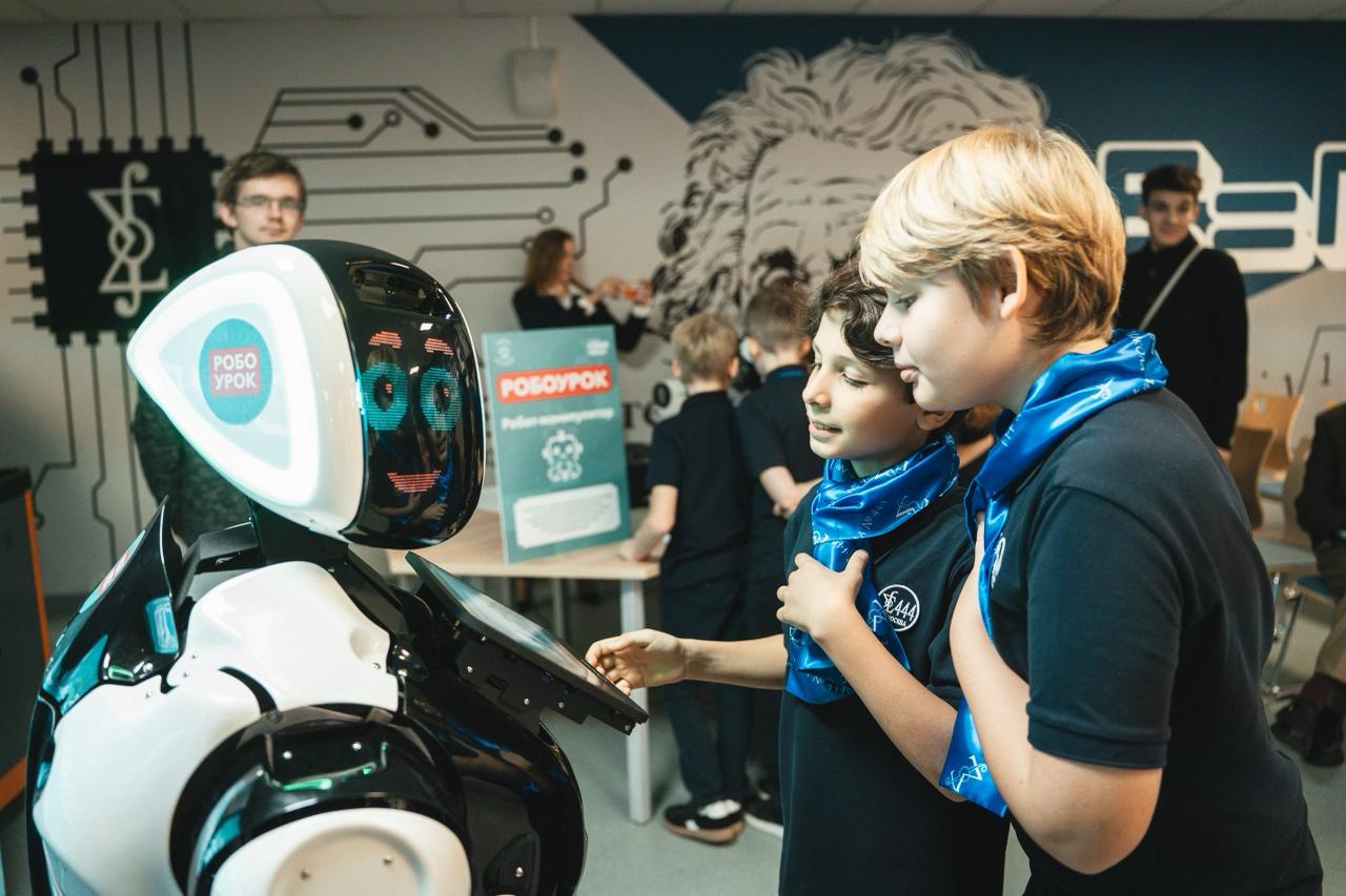 Роботы — детям. Сегодня, в канун Дня инженера, «Новые люди» провели в Москве и Подмосковье первые «Робоуроки» для школьников Роботы — детям. Сегодня, в канун Дня инженера, «Новые люди» провели в Москве и Подмосковье первые «Робоуроки» для школьников