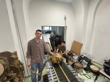 Ломоносовцы делают маскировочные сети для наших бойцов