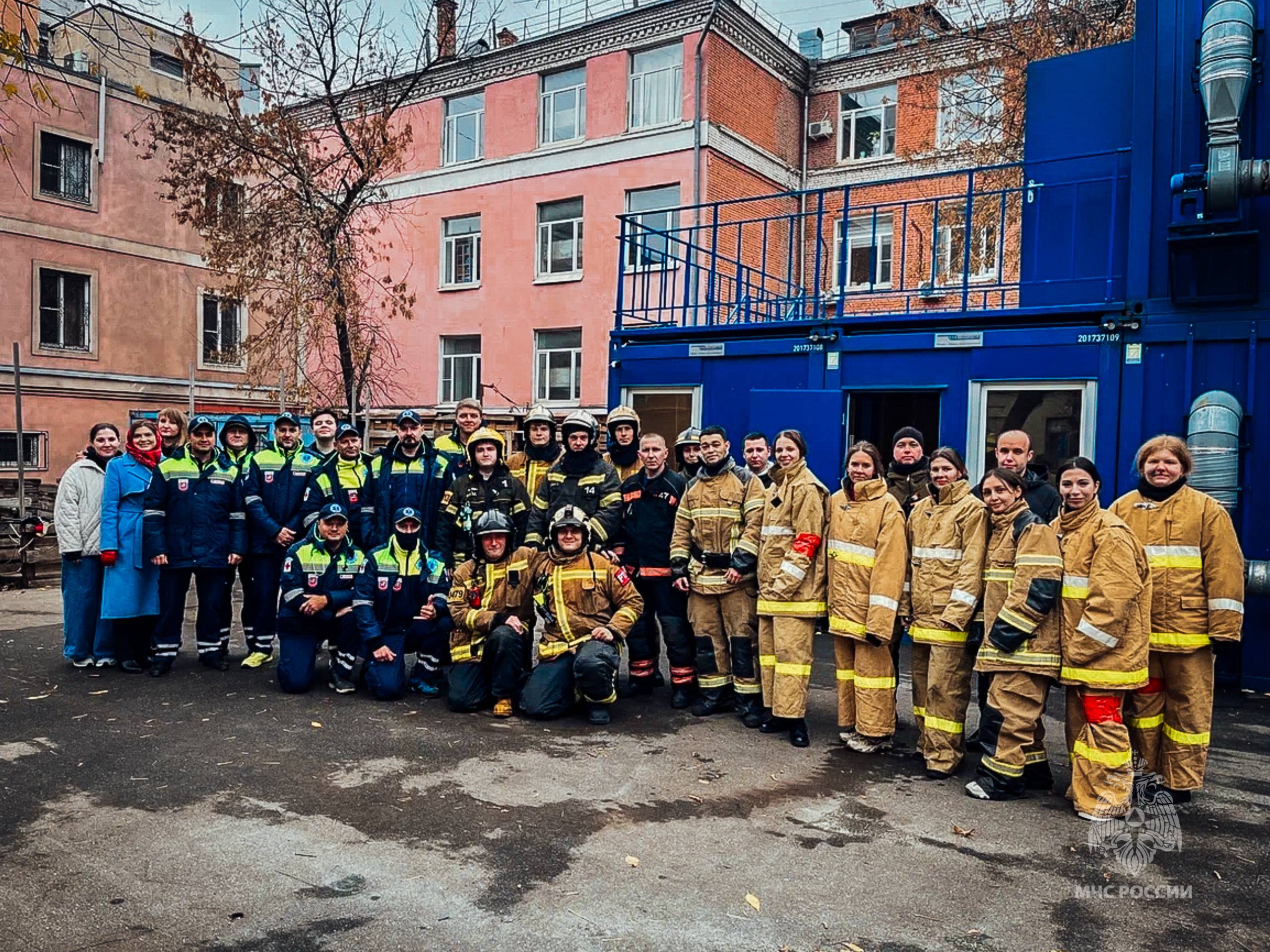 Взаимодействие на практике: совместные учения пожарных и медиков прошли в Центральном округе Москвы Взаимодействие на практике: совместные учения пожарных и медиков прошли в Центральном округе Москвы