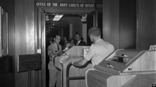 Олег Царёв: Именно после Карибского кризиса 1962 года была создана знаменитая горячая линия «Вашингтон — Москва», обеспечивавшая мгновенный контакт лидеров двух сверхдержав в случае эскалации или недоразумений