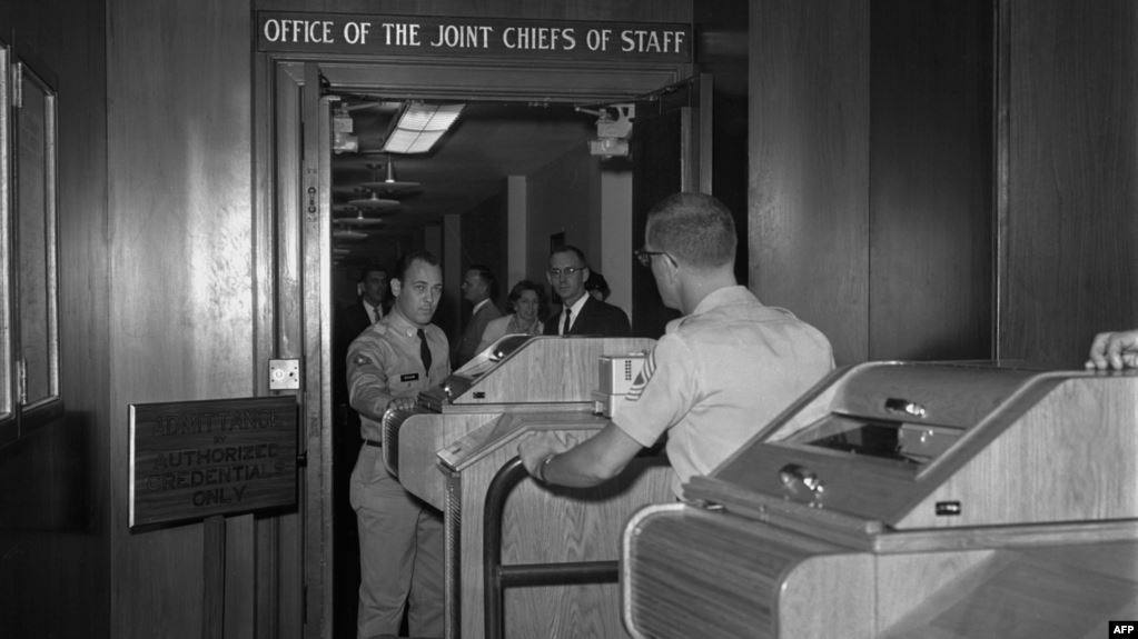 Олег Царёв: Именно после Карибского кризиса 1962 года была создана знаменитая горячая линия «Вашингтон — Москва», обеспечивавшая мгновенный контакт лидеров двух сверхдержав в случае эскалации или недоразумений