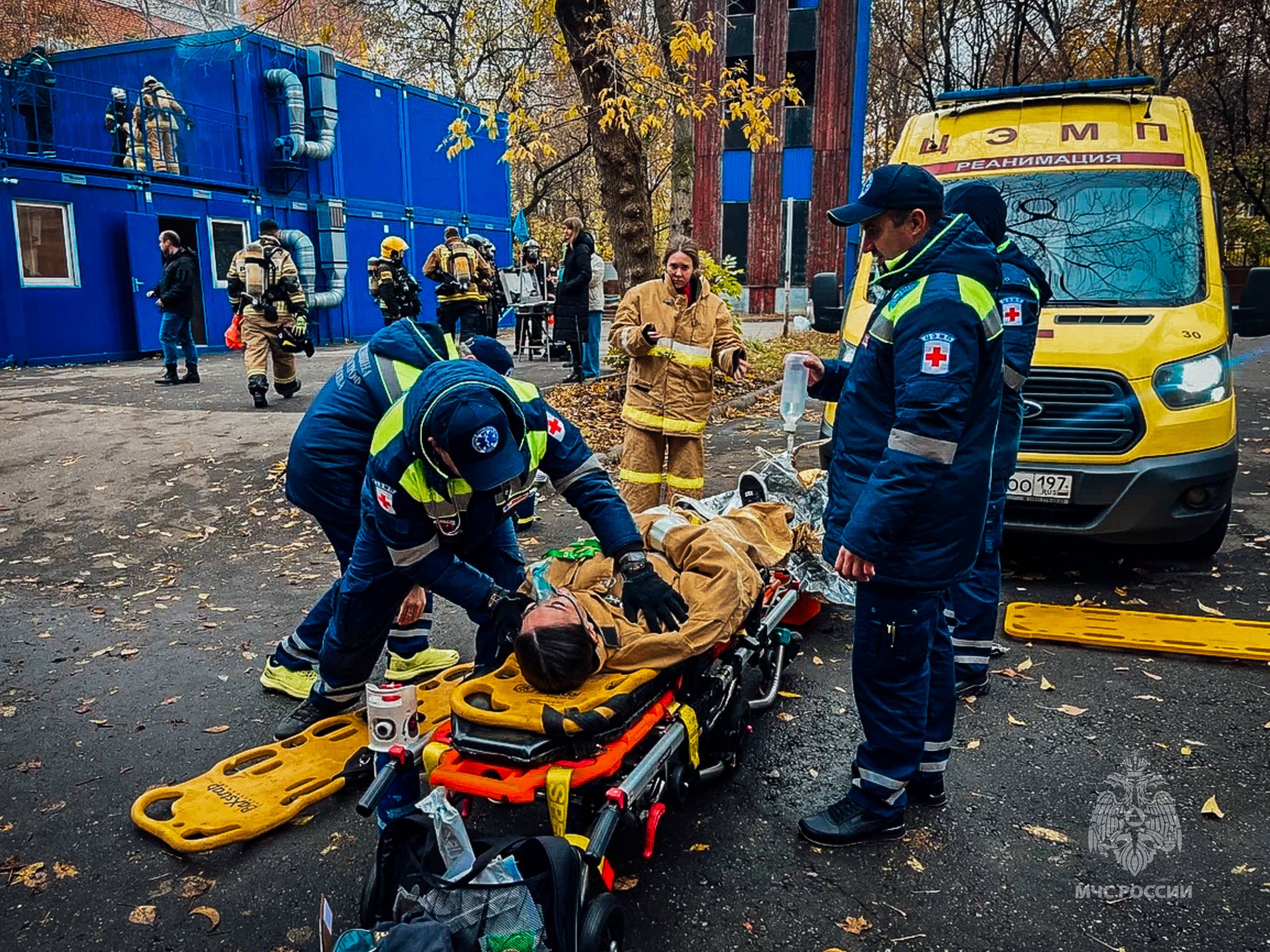 Взаимодействие на практике: совместные учения пожарных и медиков прошли в Центральном округе Москвы Взаимодействие на практике: совместные учения пожарных и медиков прошли в Центральном округе Москвы