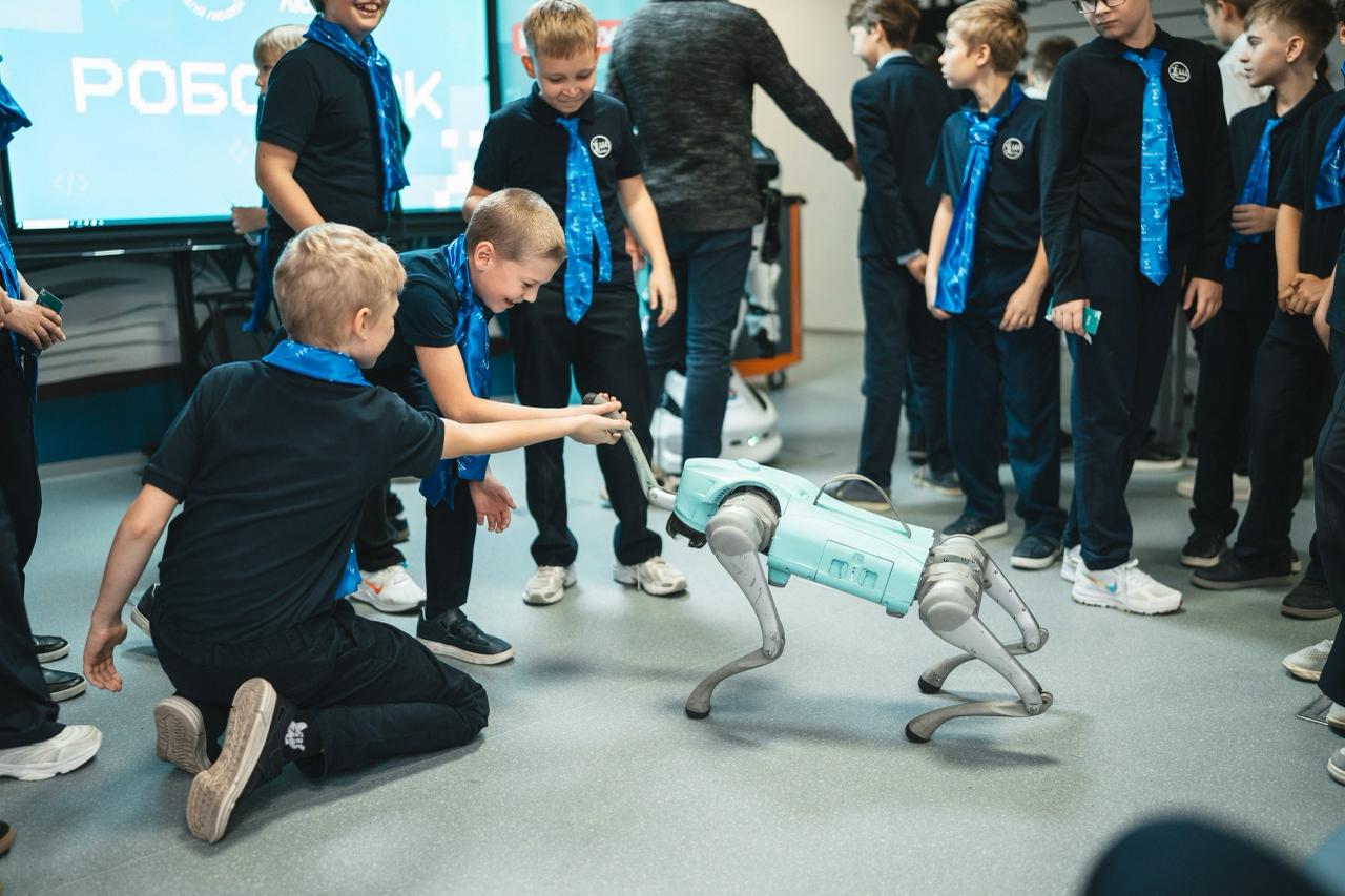 Роботы — детям. Сегодня, в канун Дня инженера, «Новые люди» провели в Москве и Подмосковье первые «Робоуроки» для школьников Роботы — детям. Сегодня, в канун Дня инженера, «Новые люди» провели в Москве и Подмосковье первые «Робоуроки» для школьников