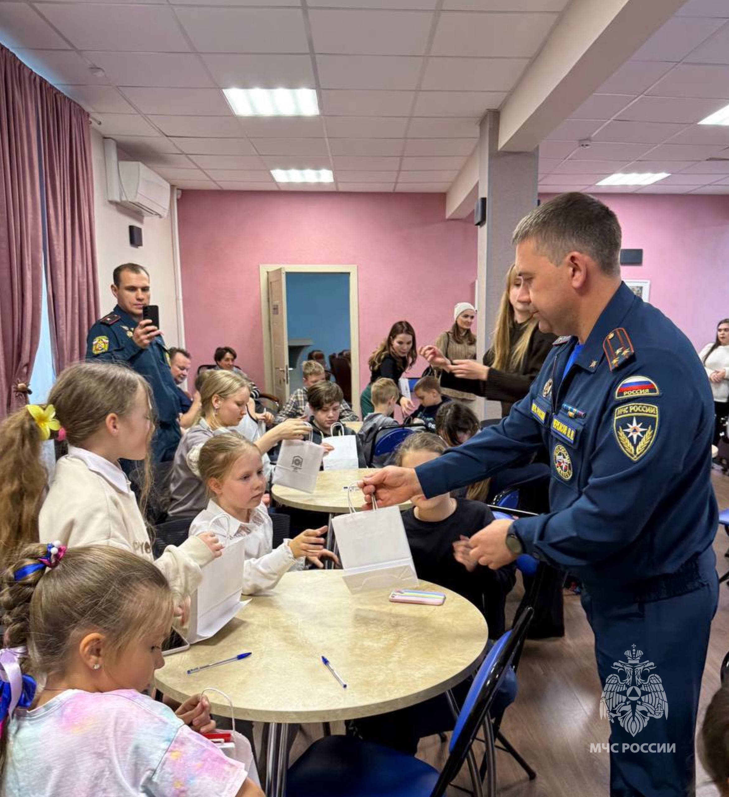 Труд тяжелый и опасный. В семейном центре «Согласие» совместно с Управлением по СЗАО ГУ МЧС России по г. Москве прошел конкурс среди детей и подростков «Труд тяжелый и опасный», посвященный 35-летию МЧС России Труд тяжелый и опасный. В семейном центре «Согласие» совместно с Управлением по СЗАО ГУ МЧС России по г. Москве прошел конкурс среди детей и подростков «Труд тяжелый и опасный», посвященный 35-летию МЧС России
