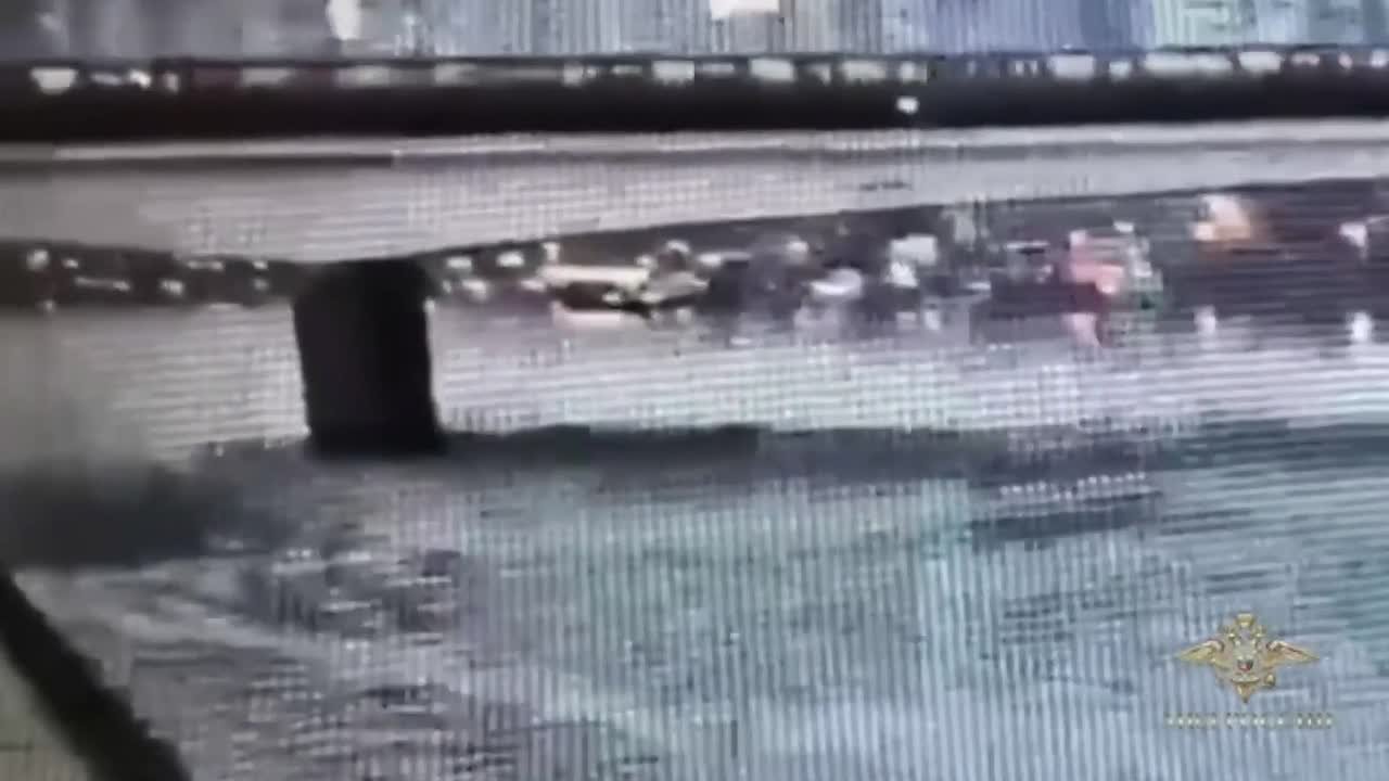 23-летний житель Химок залез на крышу вагона метро, на ходу прыгнул с него в Москву-реку и смог выбраться на берег